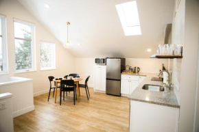 Life Elevated Loft: Bright, Prime Location + SAUNA